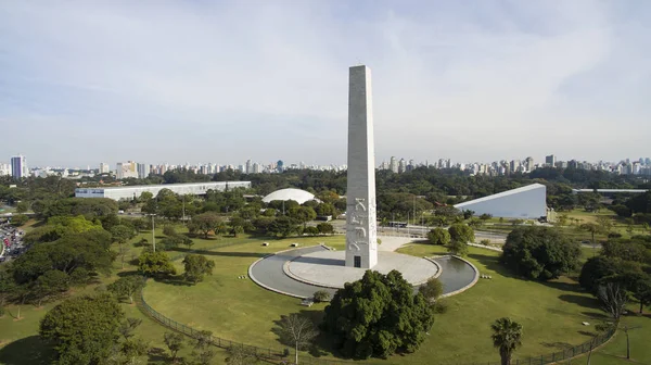 Großer Obelisk Der Stadt Sao Paulo Mit Grünem Rasen Brasilien — Stockfoto