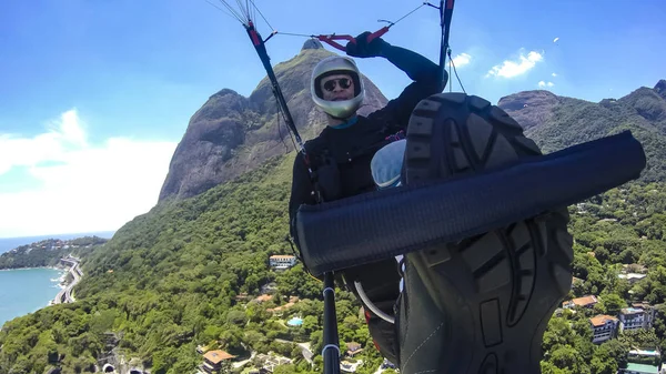 Pilot Paralotni Pływające Ich Własnych Paralotniarstwa Rio Janeiro Brazylia — Zdjęcie stockowe