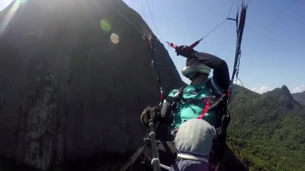 Piloto Parapente Discapacitados Físicos Volando Propio Parapente — Vídeos de Stock