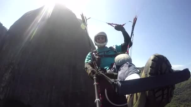 滑翔机飞行员 身体残障 飞行在自己的滑翔伞 — 图库视频影像