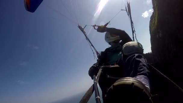 滑翔机飞行员 身体残障 飞行在自己的滑翔伞 — 图库视频影像