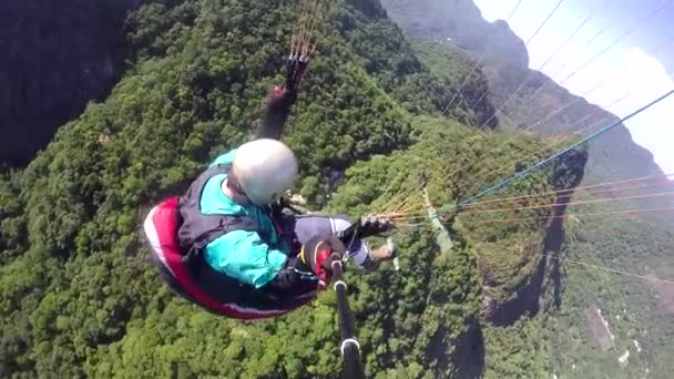 滑翔机飞行员 身体残障 飞行在自己的滑翔伞 — 图库视频影像