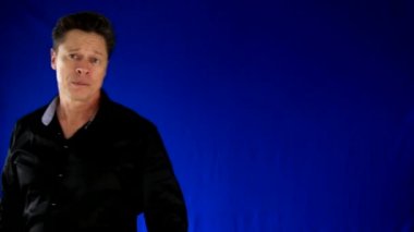 Islık sempatik adam girer, gülümseme ve ekranın dışına gitmek. Benim portföy daha fazla seçenek 