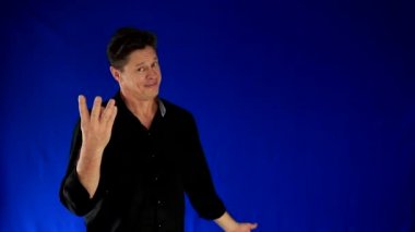 Yakışıklı bir adam girer, gülümsüyor ve üç yerde ekran ve çıkışları gösterir. Benim portföy daha fazla seçenek 