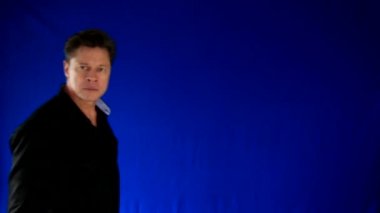 Futbol fanatik adam. Adam televizyon gibi kamera bakıyor ve bir futbol gol kutluyor geliyor. Benim portföy daha fazla seçenek 