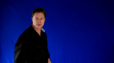 Futbol fanatik adam. Adam televizyon gibi kamera bakıyor ve bir futbol gol kutluyor geliyor. Benim portföy daha fazla seçenek 