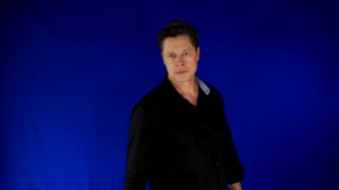 Yakışıklı adam gelir, gülümseyen ve kamera çok yakın, gülümsüyor yaklaşımlar ve bırakır. Benim portföy daha fazla seçenek 