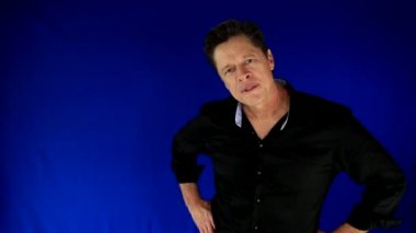 Yakışıklı adam gelir, gülümseyen ve kamera çok yakın, gülümsüyor yaklaşımlar ve bırakır. Benim portföy daha fazla seçenek 