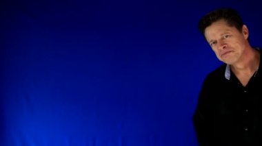 Yakışıklı biri, Öpüşme ve kamera, mutlu ve gülümseyen dokunmadan kapatın. Benim portföy daha fazla seçenek 