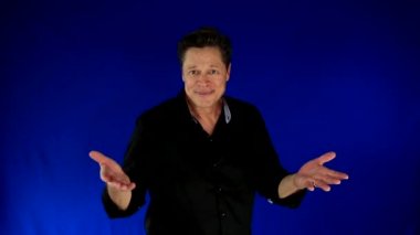 Yakışıklı biri, Öpüşme ve kamera, mutlu ve gülümseyen dokunmadan kapatın. Benim portföy daha fazla seçenek 