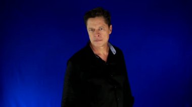 Yakışıklı biri, dokunmaktan ve kamera, mutlu ve gülümseyen işaret kapatın. Benim portföy daha fazla seçenek 