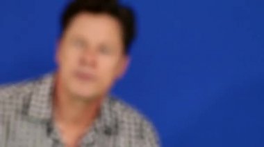 Adam gülümseyen güzel kameraya bakarak geçiriyor. Benim portföy daha fazla seçenek 