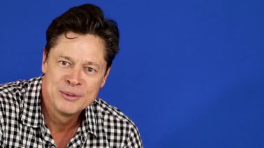 Güzel gülümseyen adam büyük bir sevinç ile el ile davul çalma.