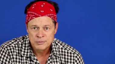 İşaret dili. Adam gözlerini kapatır. O görmek istiyorum değil. Onun kulaklarını kapatır. O dinlemek istemiyor. O ağzını kapatır. Konuşmak istemiyor. Benim portföy daha fazla seçenek