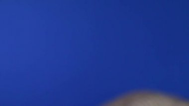 İşaret: yakışıklı bir adam girer, gülümsüyor ve puan iki yerde üstünde belgili tanımlık perde ve sahne çıkar. Benim portföy daha fazla seçenek 