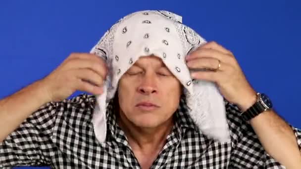 Bandana Homem Homem Amigável Bonito Vestindo Bandana Branca — Vídeo de Stock