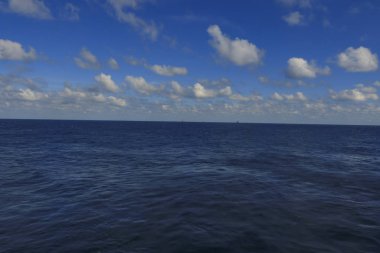 Petrol kuleleri ve offshore petrol platformlar, güzel bulutlar, deniz ve gökyüzü güzel gün