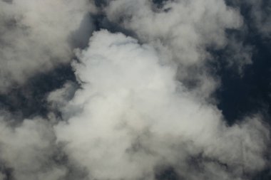 Güzel bulutlar güzel beyaz bulutlar şekillendirme ve mavi gökyüzünde hareket denize, 