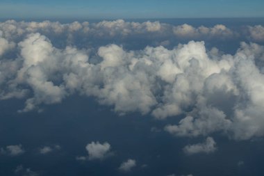 Güzel bulutlar güzel beyaz bulutlar şekillendirme ve mavi gökyüzünde hareket denize, 