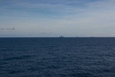 Petrol kuleleri ve offshore petrol platformlar, güzel bulutlar, deniz ve gökyüzü güzel gün