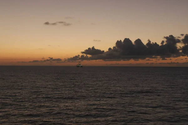 Sonnenaufgang Über Den Öltürmen Und Offshore Bohrinseln — Stockfoto