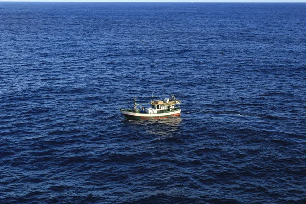 Pequeno Barco Pesca Mar Pequeno Barco Pesca Branco Verde Laranja — Fotografia de Stock