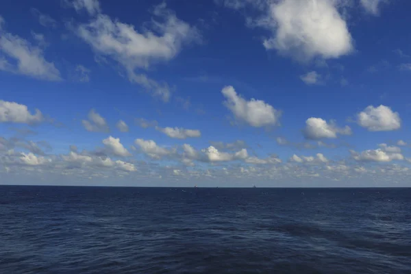 オイルタワーとオフショア石油リグ 美しい雲 海と空の美しい日 — ストック写真