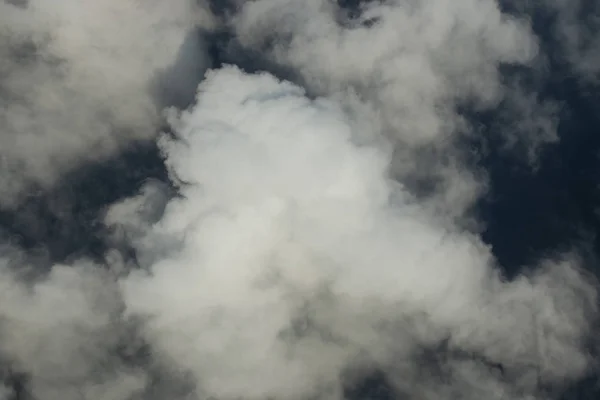 Szép Felhők Tenger Felett Szép Fehér Felhők Alkotó Mozog Kék — Stock Fotó