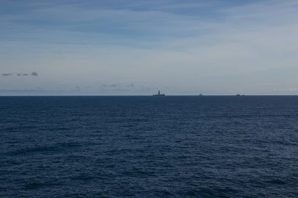 Belo Dia Nas Torres Petróleo Plataformas Petróleo Offshore Belas Nuvens — Fotografia de Stock