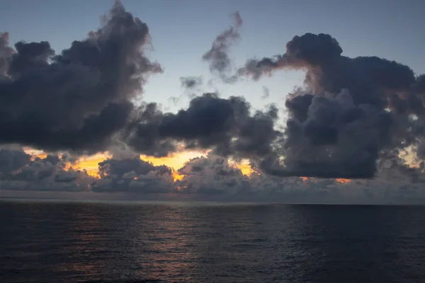 美しい雲 海に美しい白い雲を形成し 青空に移動 — ストック写真