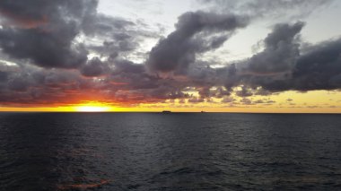 Günbatımı offshore alanda, Fpso, gemi ve diğer gemilerin offshore bir günde, daha seçenekleri içinde benim portföy birlikte sondaj 