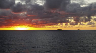 Günbatımı offshore alanda, Fpso, gemi ve diğer gemilerin offshore bir günde, daha seçenekleri içinde benim portföy birlikte sondaj 