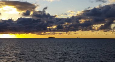 Günbatımı offshore alanda, Fpso, gemi ve diğer gemilerin offshore bir günde, daha seçenekleri içinde benim portföy birlikte sondaj 