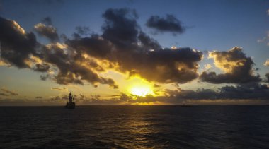 Günbatımı offshore alanda, Fpso, gemi ve diğer gemilerin offshore bir günde, daha seçenekleri içinde benim portföy birlikte sondaj 