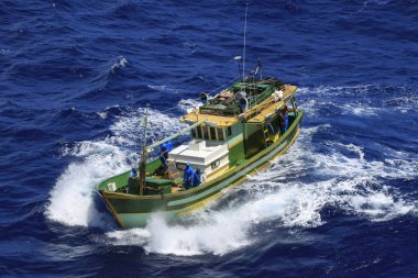 Küçük bir balıkçı teknesi, beyaz, yeşil ve turuncu derin deniz, daha seçenekleri içinde benim portföy 