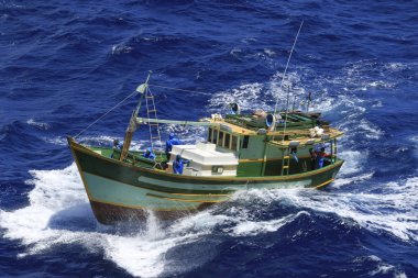Küçük bir balıkçı teknesi, beyaz, yeşil ve turuncu derin deniz, daha seçenekleri içinde benim portföy 