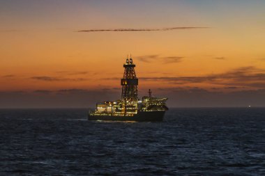 Petrol kuleleri ve offshore petrol istasyonları üzerinde gündoğumu, benim portföy daha fazla seçenek 
