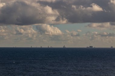 Güzel bir gün günbatımı, yüksek denizler, petrol alanında çalışan tekne, portföyümüzde diğer seçenekler 