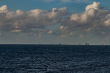 Güzel bir gün günbatımı, yüksek denizler, petrol alanında çalışan tekne, portföyümüzde diğer seçenekler 