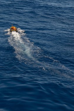 Kauçuk tekne mavi okyanusta yelken 