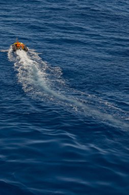 Kauçuk tekne mavi okyanusta yelken 