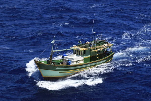 Küçük bir balıkçı teknesi, beyaz, yeşil ve turuncu derin deniz, daha seçenekleri içinde benim portföy 