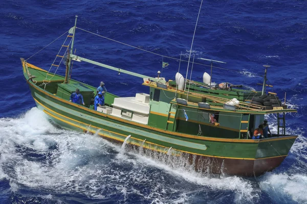 Küçük bir balıkçı teknesi, beyaz, yeşil ve turuncu derin deniz, daha seçenekleri içinde benim portföy 