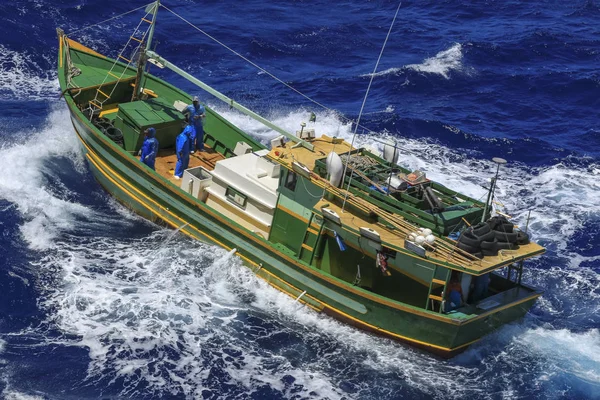 Pequeno Barco Pesca Branco Verde Laranja Mar Profundo Mais Opções — Fotografia de Stock