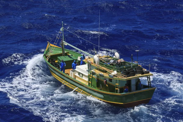 Küçük bir balıkçı teknesi, beyaz, yeşil ve turuncu derin deniz, daha seçenekleri içinde benim portföy 