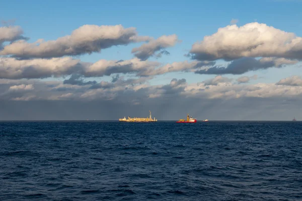 Pôr Sol Belo Dia Alto Mar Barco Trabalhando Área Petróleo — Fotografia de Stock