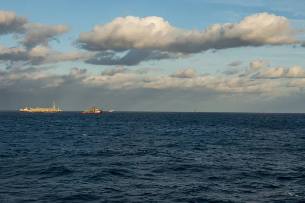 Pôr Sol Belo Dia Alto Mar Barco Trabalhando Área Petróleo — Fotografia de Stock