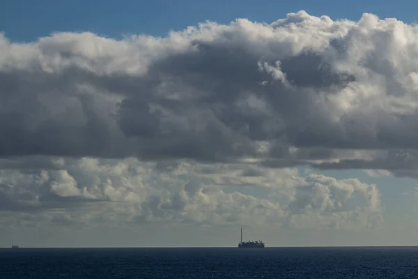 Puesta Sol Hermoso Día Alta Mar Barco Trabajando Zona Petrolera — Foto de Stock