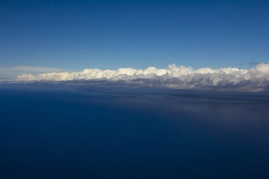 Güzel beyaz bulutlar şekillendirme ve mavi gökyüzünde hareket 