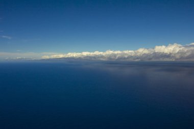 Güzel beyaz bulutlar şekillendirme ve mavi gökyüzünde hareket 
